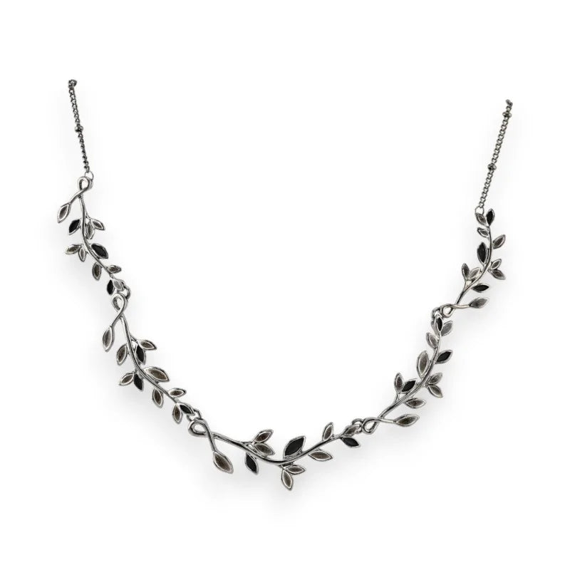 Collier argenté délicat avec motif de feuilles grises et noires, style nature élégant