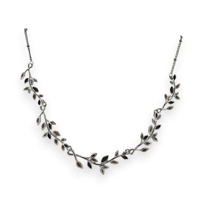 Collier argenté délicat avec motif de feuilles grises et noires, style nature élégant