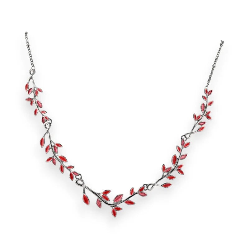 Collier fin argenté avec motif de feuilles rouges délicates, bijou élégant et nature