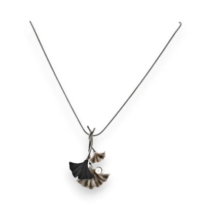 Collier pendentif feuille de Ginkgo grise et noire sur chaîne fine, bijou fantaisie Ikita