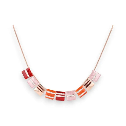 Collier fantaisie avec perles carrées en tons cuivrés, rosés et rouges sur chaîne fine