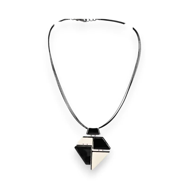 Collier géométrique noir et blanc, pendentif carré à motif contrasté, chaîne fine...
