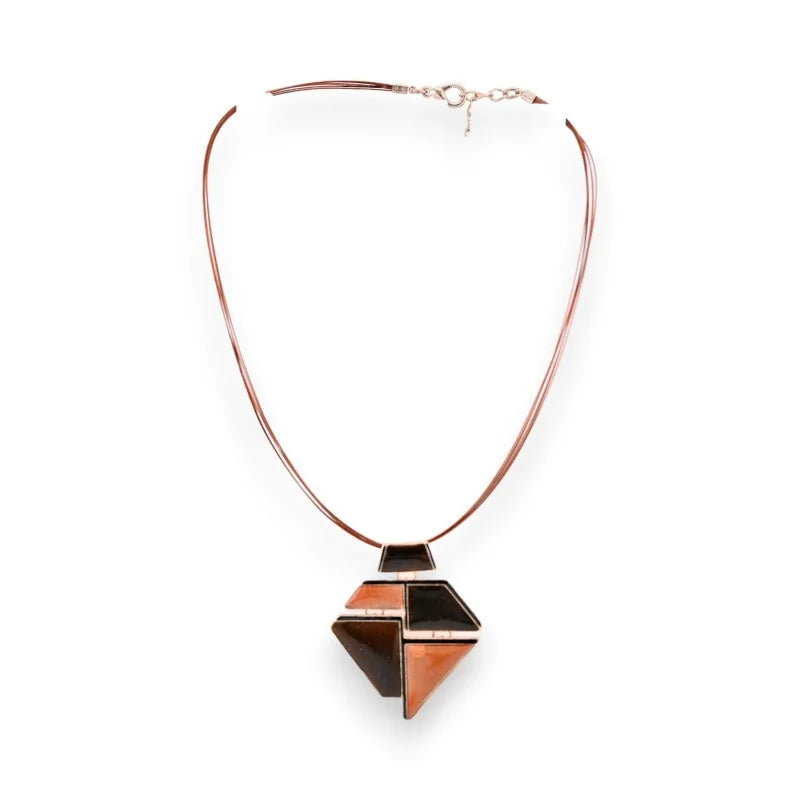 Collier pendentif géométrique marron et orange sur chaîne fine, style moderne