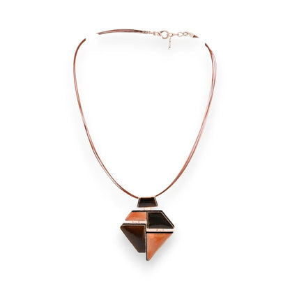 Collier pendentif géométrique marron et orange sur chaîne fine, style moderne
