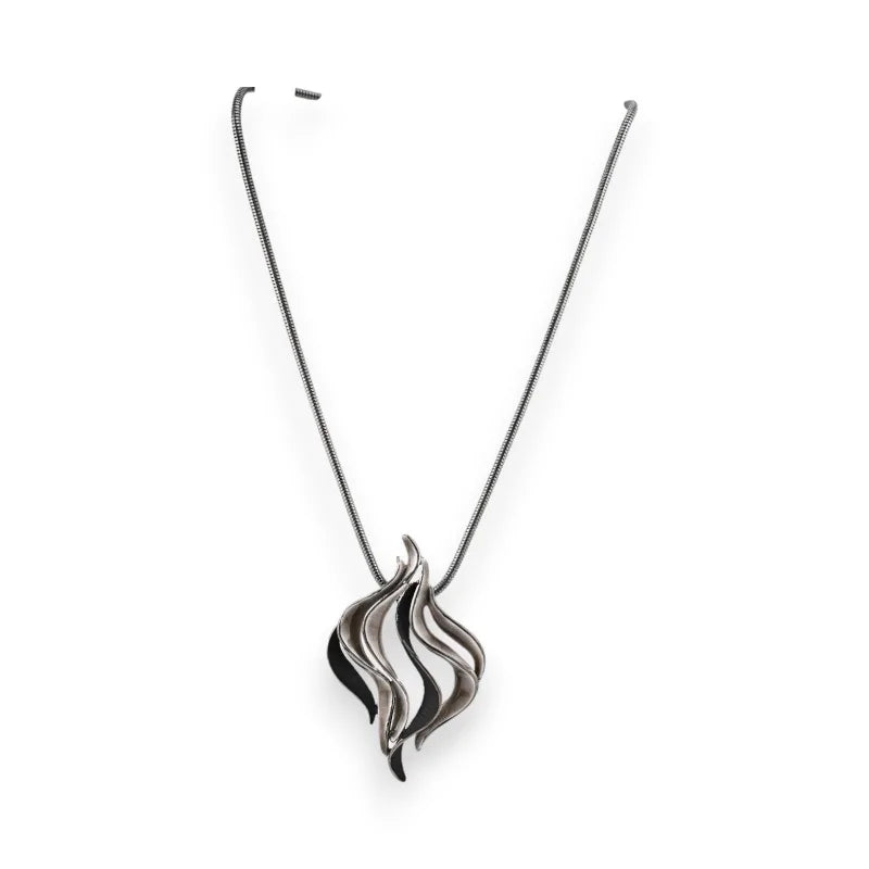 Collier pendentif design ondulé gris et noir sur chaîne fine argentée, bijou fantaisie