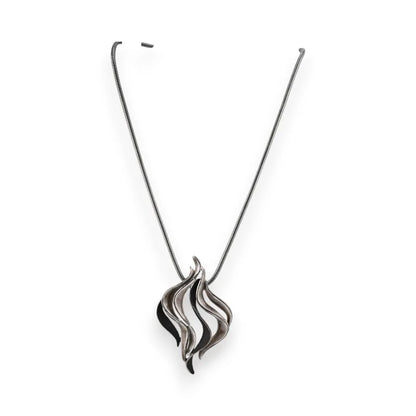 Collier pendentif design ondulé gris et noir sur chaîne fine argentée, bijou fantaisie