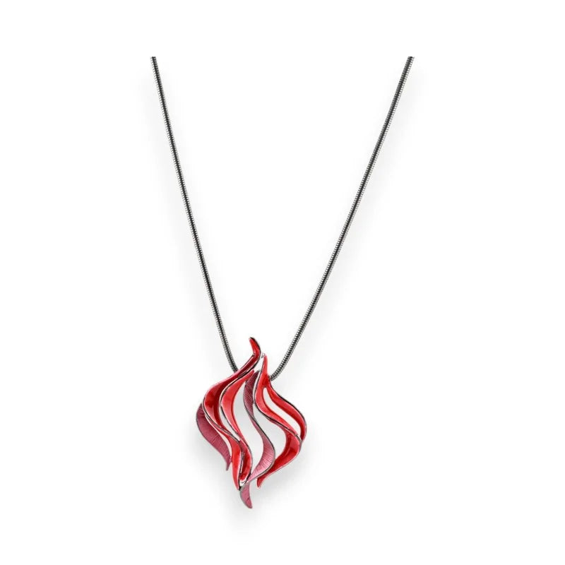 Collier pendentif rouge en forme de flamme stylisée sur chaîne fine argentée