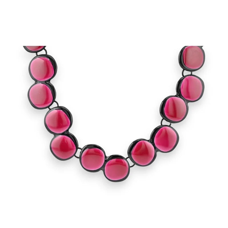 Collier fantaisie avec perles rondes rose framboise sur cordon noir, bijou Ikita