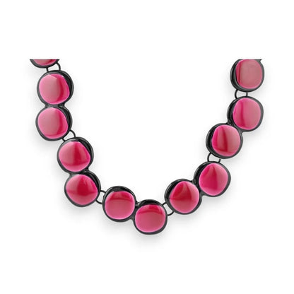 Collier fantaisie avec perles rondes rose framboise sur cordon noir, bijou Ikita