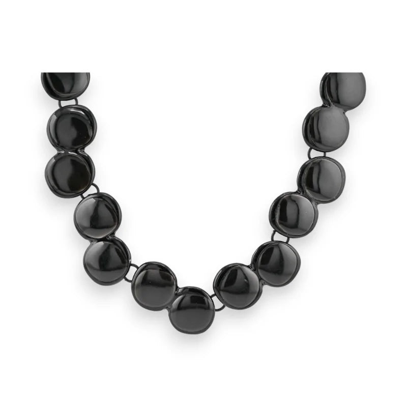 Collier fantaisie composé de perles noires rondes et brillantes reliées en chaîne