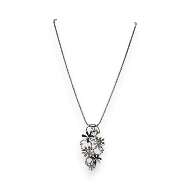 Collier pendentif floral fantaisie Ikita gris et noir sur chaîne fine argentée