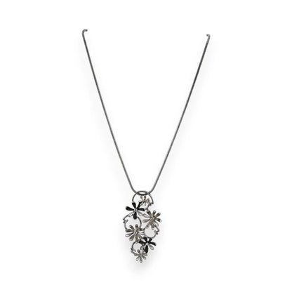 Collier pendentif floral fantaisie Ikita gris et noir sur chaîne fine argentée