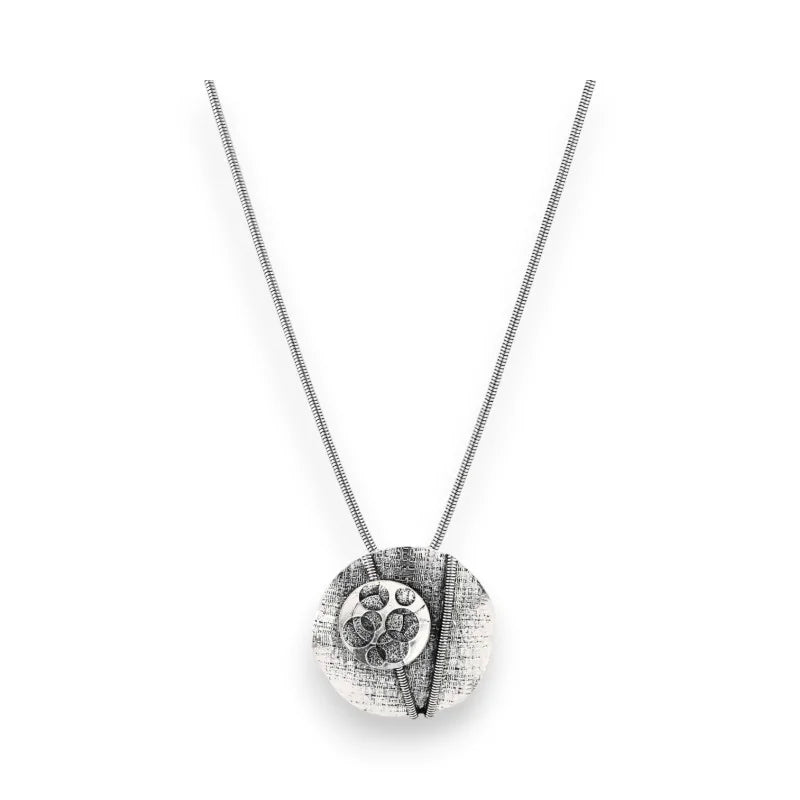 Collier pendentif rond argenté vieilli avec motif géométrique et cristal, design IKITA