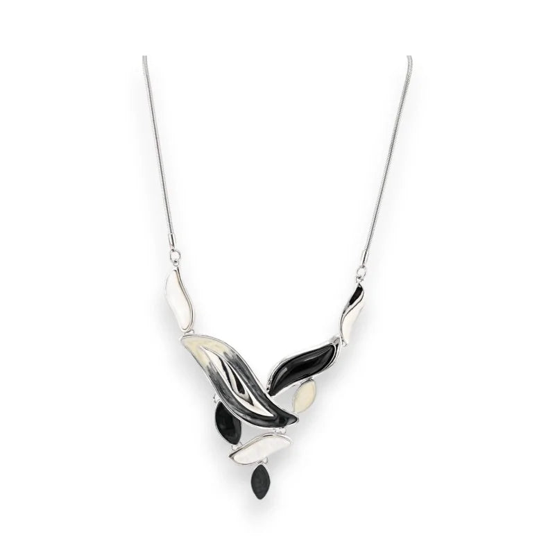 Collier design noir et blanc avec pendentif abstrait en forme de feuilles ondulées