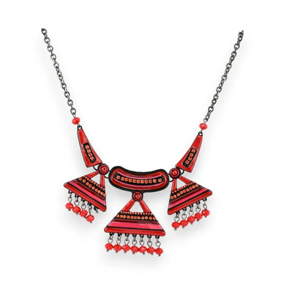 Collier ethnique rouge avec pendentifs triangulaires ornés de perles et chaîne argentée