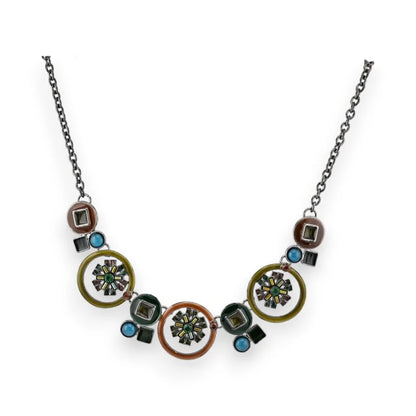 Collier fantaisie avec médaillons colorés automnaux et perles sur chaîne noire