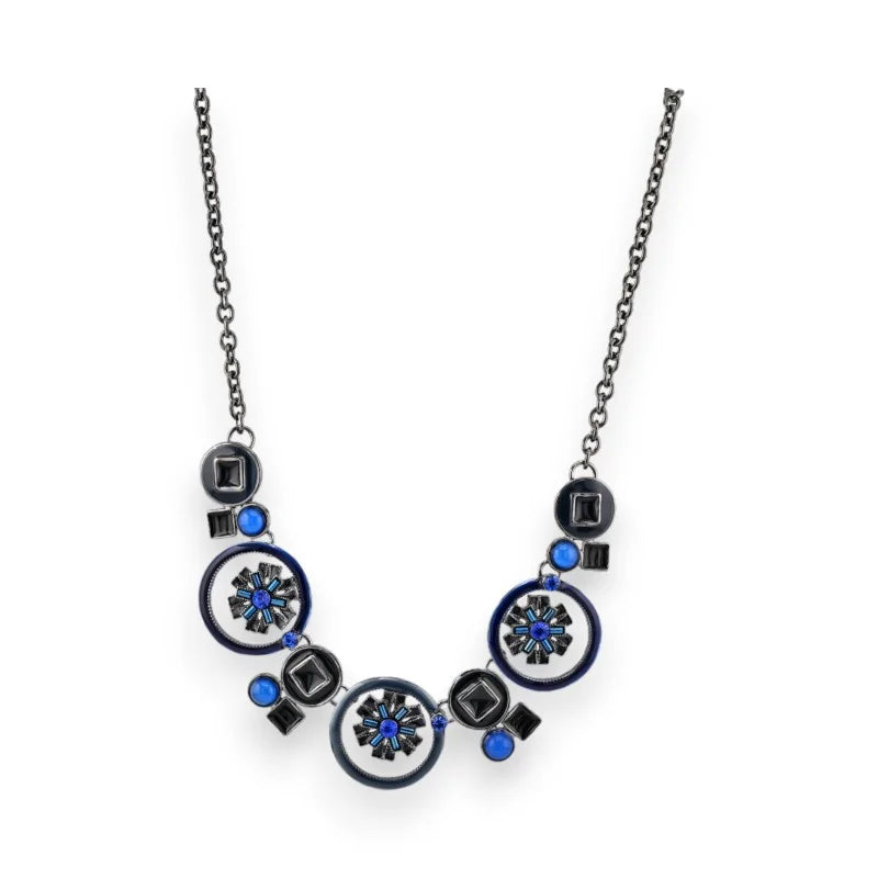 Collier médaillons noirs et blancs avec cristaux bleus, chaîne argentée, style moderne