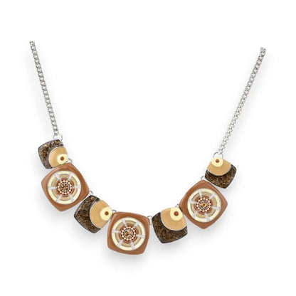 Collier fantaisie avec pendentifs géométriques marron, beige et dorés sur chaîne ar...