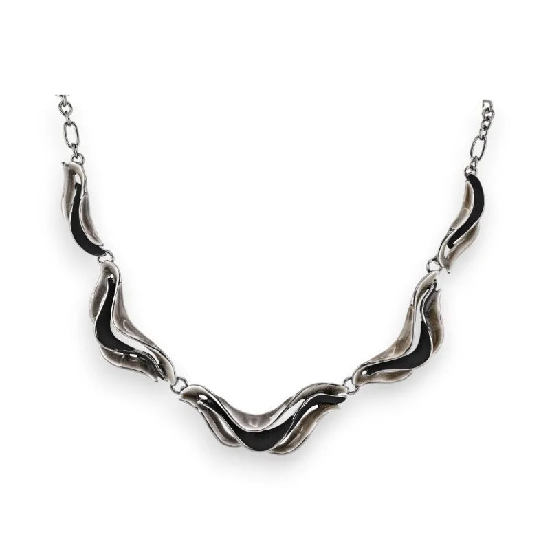 Collier fantaisie avec pendentifs ondulés gris et noirs, style moderne et élégant