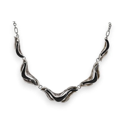 Collier fantaisie avec pendentifs ondulés gris et noirs, style moderne et élégant