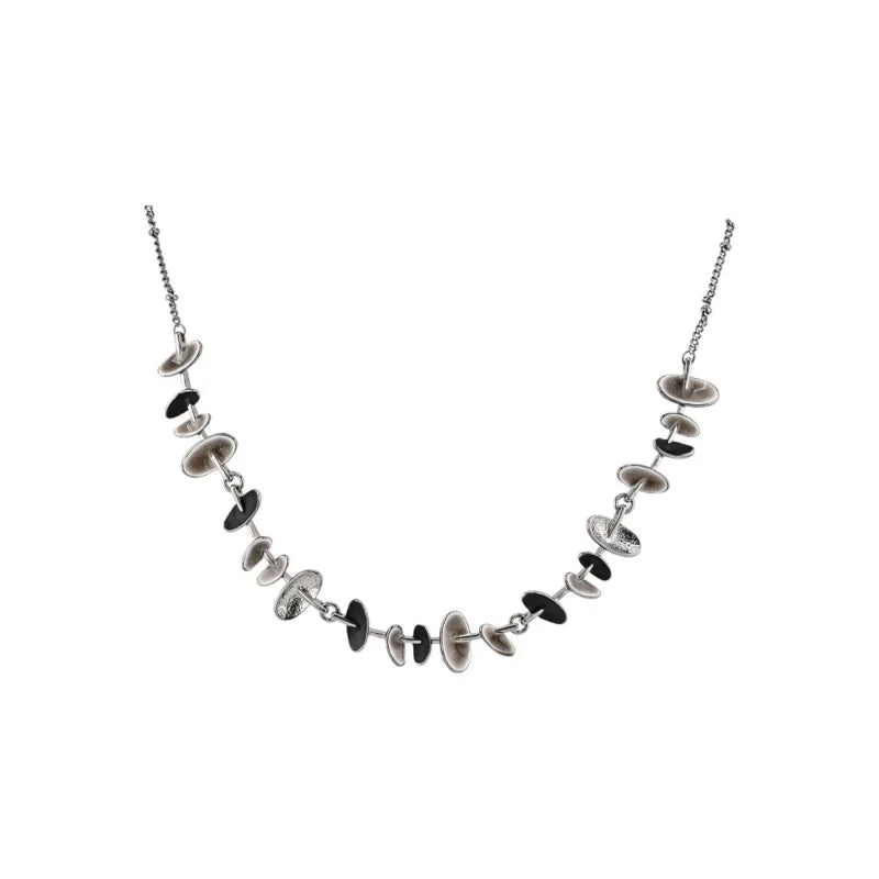 Collier fantaisie avec pampilles grises et noires sur chaîne fine, bijou élégant Ikita