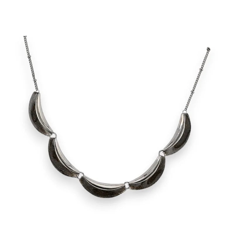 Collier argenté avec cinq pendentifs en demi-lune noirs scintillants sur chaîne fine