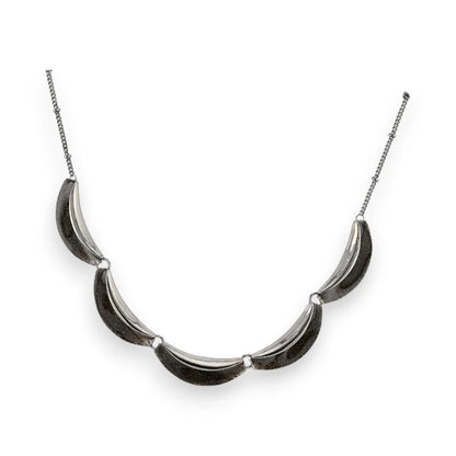 Collier argenté avec cinq pendentifs en demi-lune noirs scintillants sur chaîne fine