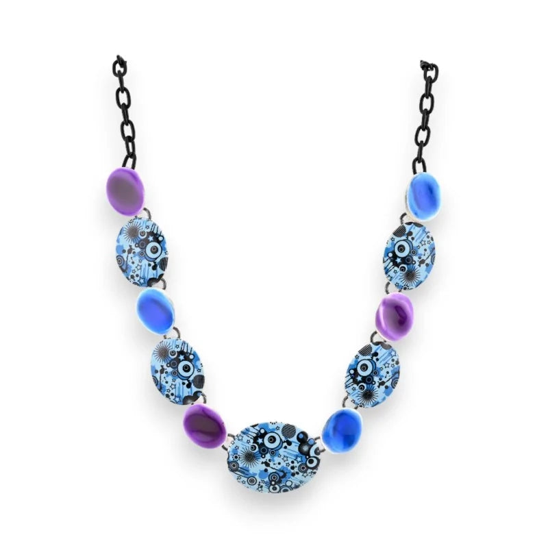 Collier fantaisie avec perles bleues et violettes, motifs graphiques sur chaîne noire