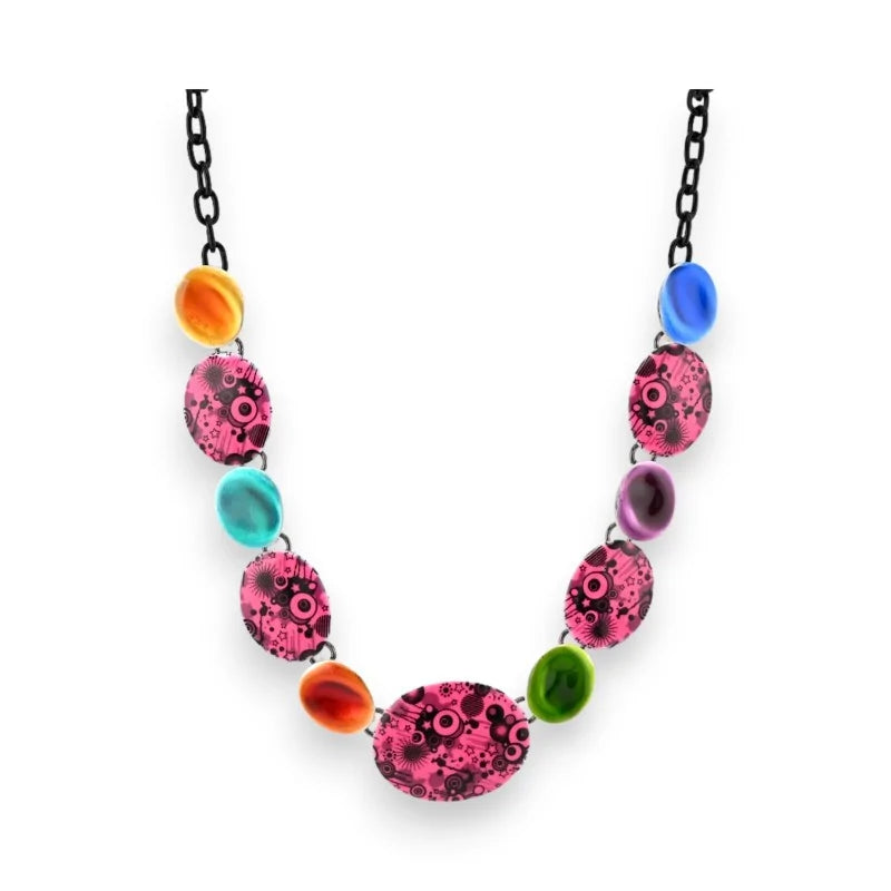 Collier coloré avec perles ovales roses fleuries et perles rondes multicolores sur cha...