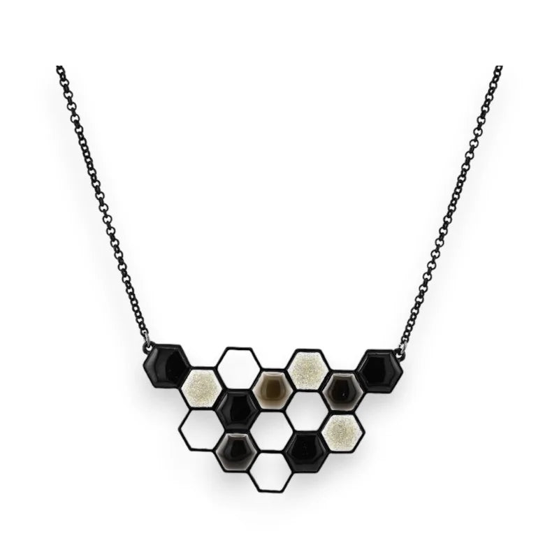 Collier fantaisie avec médaillon hexagonal noir et blanc en motif alvéolé, chaîne f...