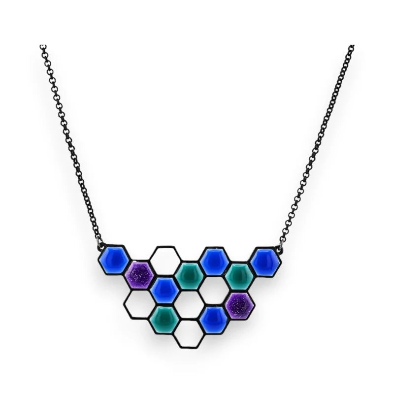 Collier hexagones bleus, violets et blancs sur chaîne noire, design géométrique moderne