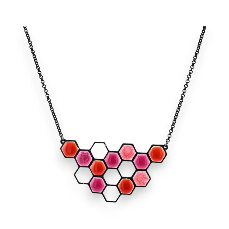 Collier fantaisie avec pendentif en alvéoles hexagonales roses, oranges et blanches
