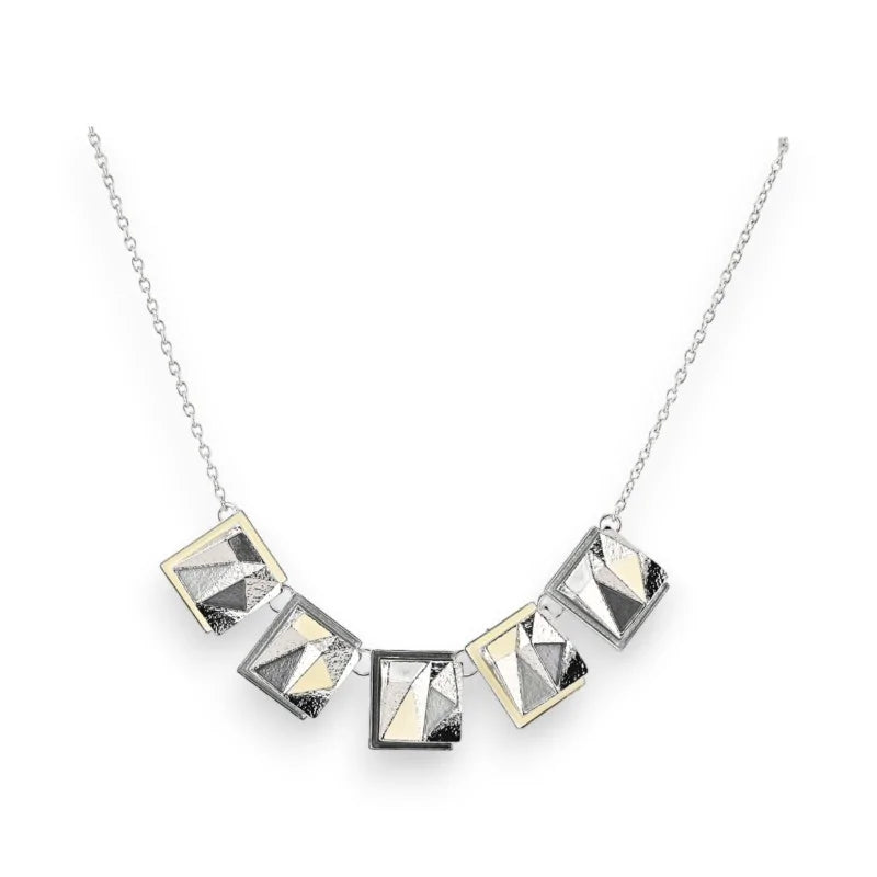 Collier argenté avec cinq pendentifs géométriques carrés gris et blancs sur chaîne...