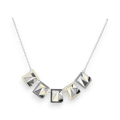 Collier argenté avec cinq pendentifs géométriques carrés gris et blancs sur chaîne...