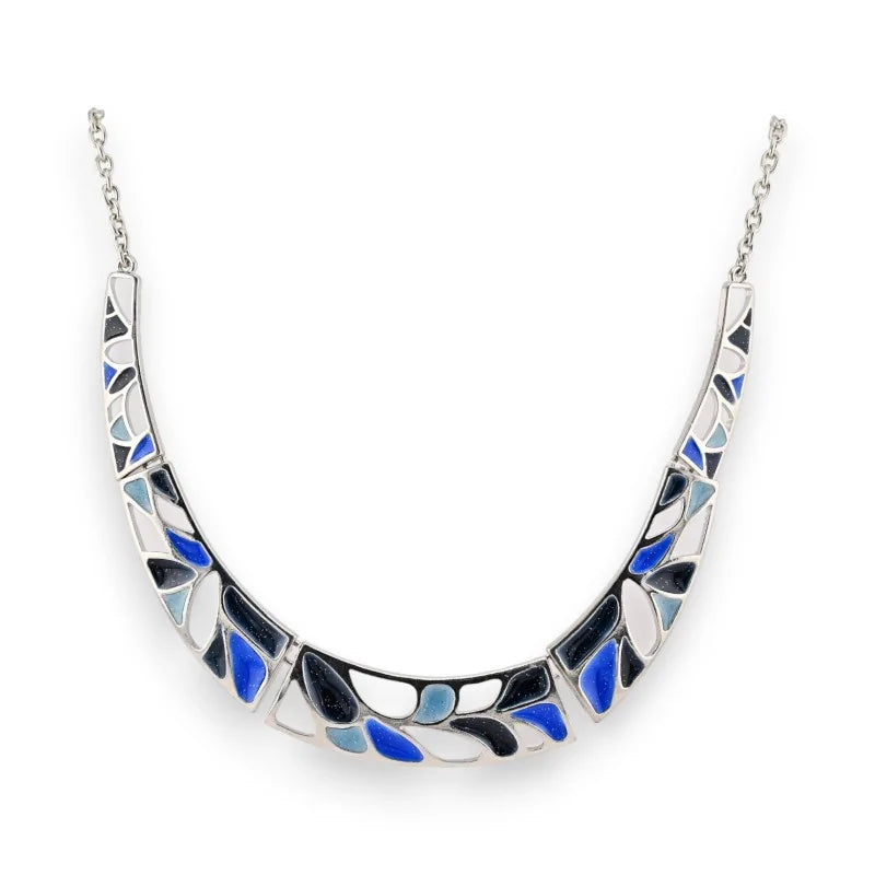 Collier semi-rigide argenté avec motif mosaïque en bleu, noir et blanc, style moderne