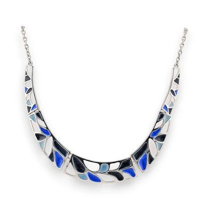 Collier semi-rigide argenté avec motif mosaïque en bleu, noir et blanc, style moderne