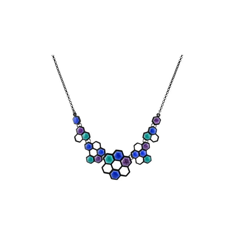 Collier fantaisie argenté avec motif alvéoles bleu, vert et violet sur chaîne fine