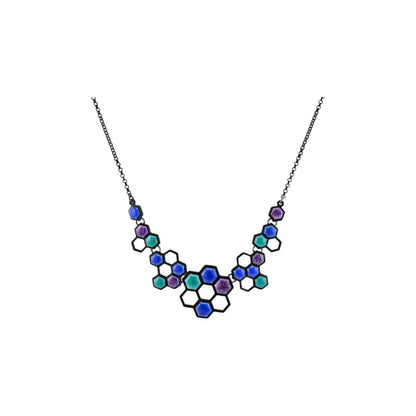 Collier fantaisie argenté avec motif alvéoles bleu, vert et violet sur chaîne fine