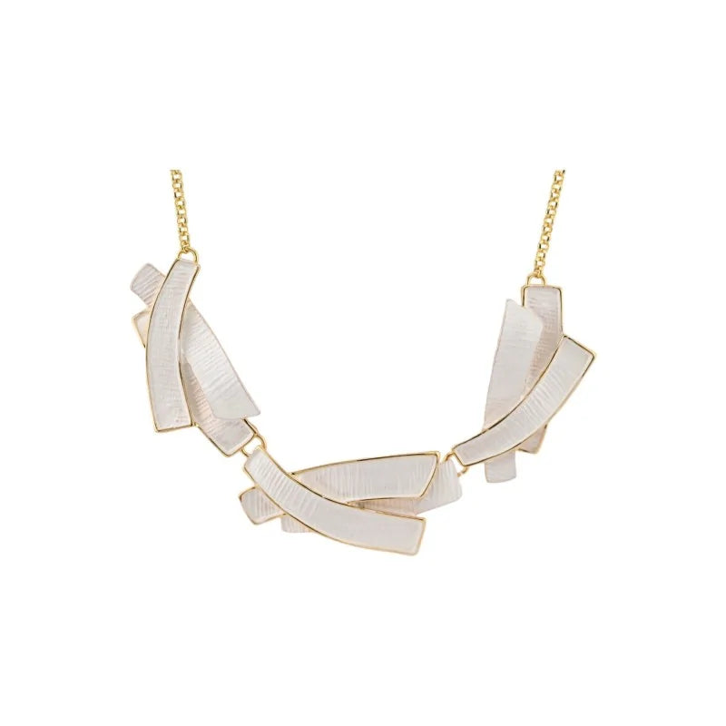 Collier fantaisie médaillon graphique blanc cassé de chez Ikita