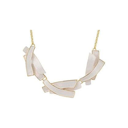 Collier fantaisie médaillon graphique blanc cassé de chez Ikita