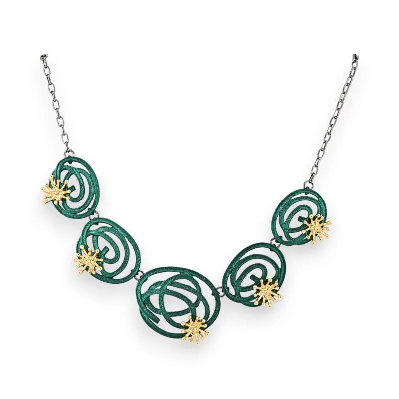 Collier fantaisie avec cinq spirales vertes et fleurs dorées, chaîne argentée, bijou...