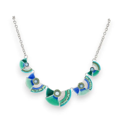 Collier argenté avec pendentifs demi-lunes verts et bleus ornés de strass brillants