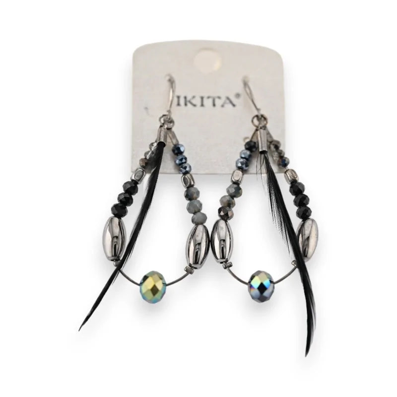 Boucles d'oreilles plume noire de chez Ikita
