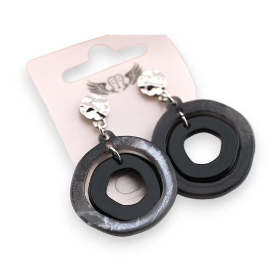 Boucle d'oreille fantaisie ronde plastique noire