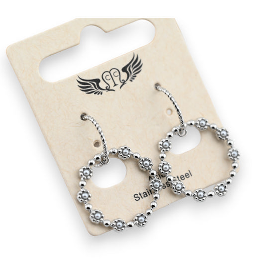 Boucle d'oreilles acier pendantes petites fleurs argentées