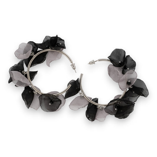 Boucles d'oreilles créoles fleurs tissus noires et gris