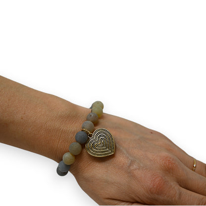 Bracelet pierres nuances de beige et de gris breloque médaillon coeur doré