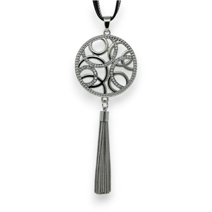 Collier fantaisie long argenté médaille graphisme et pompon