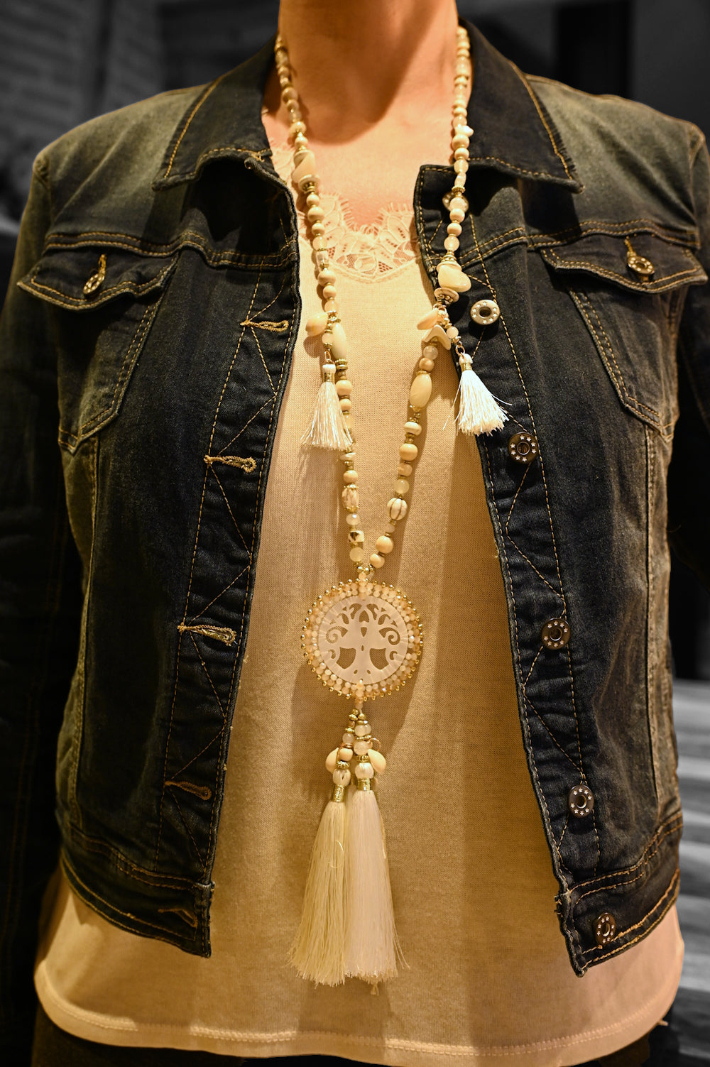 Collier sautoir fantaisie beige et blanc médaillon arbre de vie