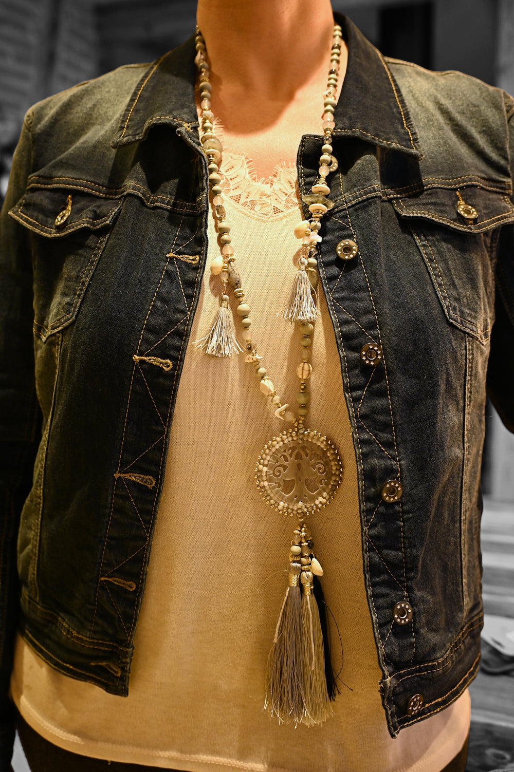 Collier sautoir fantaisie gris médaillon arbre de vie pompon